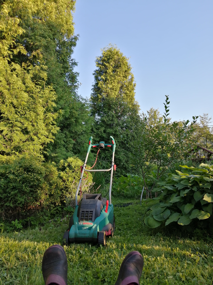 Тыдыщь. Это я. Точнее, на первом плане фото мои ноги в ботах. Я не в обмороке. Просто прилегла, чтобы снять нагрузку с мышц ног и спины. И чуть охладить спину. Помогло, но не советую. Я примерно знаю, когда это надо именно мне и когда надо вовремя встать