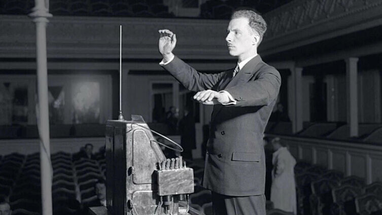    Лев Термен играет на терменвоксе Фото: Bettmann, Corbis, добросовестное использование