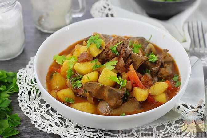 картофель, печень куриная, бекон, лук репчатый, перец болгарский красный, соус томатный, паприка, соль, перец чёрный молотый, масло растительное, зелень петрушки