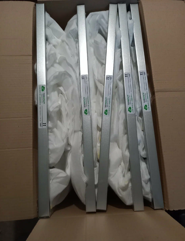 Карманные фильтры в упаковке. Количество зависит от типа фильтров и класса очистки.