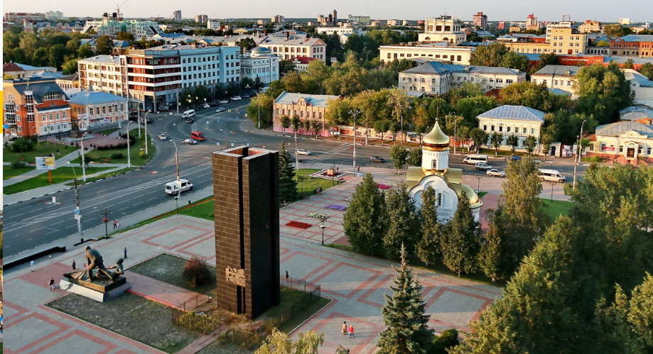 Отзывы только что переехавших в Иваново, что туристов одинаково хороши, еще бы, ведь город входит в число Золотого кольца России! Не просто так же его внесли в список. Это красивый, ухоженный город с достопримечательностями. У Иваново есть своя история, музеи, периодически проводятся выставки и много мест для отдыха.

Текстильное ремесло в городе (чем он и знаменит) начало развиваться в XVII веке – с 1743 года селом Иваново владели графы Шереметьевы, в честь которых и назван проспект города. Экскурсия обычно начинается с площади Революции, где установлен памятник борцам революции 1905 года. Также на площади можно увидеть и другие памятники и администрацию. Покупайте в дорожку воду и заряжайте фотоаппарат – экскурсию будет долгой, но ничуть не утомительной!
