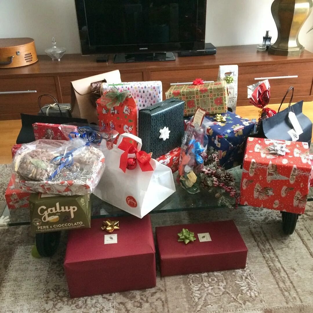 Красиво оформленые подарки, неизвестно, что внутри (фото интернет)