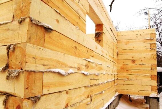 Строим новый дом из бруса. При толщине стен в 15 см такой дом придется очень затратно отапливать, потому что классическая система утепления деревянных стен не работает
