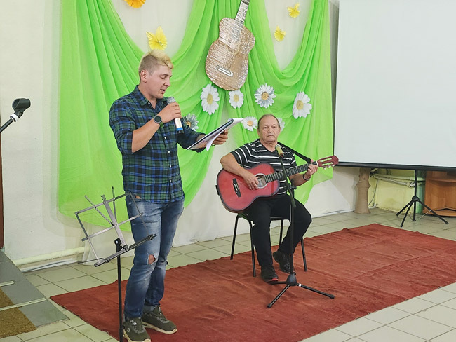 Владислав Южанинов читает стихотворение перед выступлением берёзовского барда Виктора Витюнина