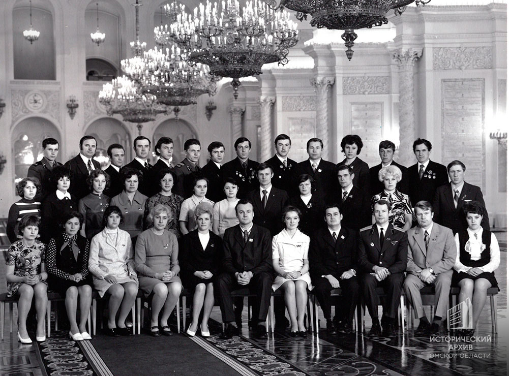 Омичи – делегаты XVII съезда ВЛКСМ в Георгиевском зале Кремлевского дворца съездов. Москва, 23–27 апреля 1974 г. ГИАОО. Ф. П-411. Оп. 25. Д. 1153. (Источник: Исторический архив Омской области)