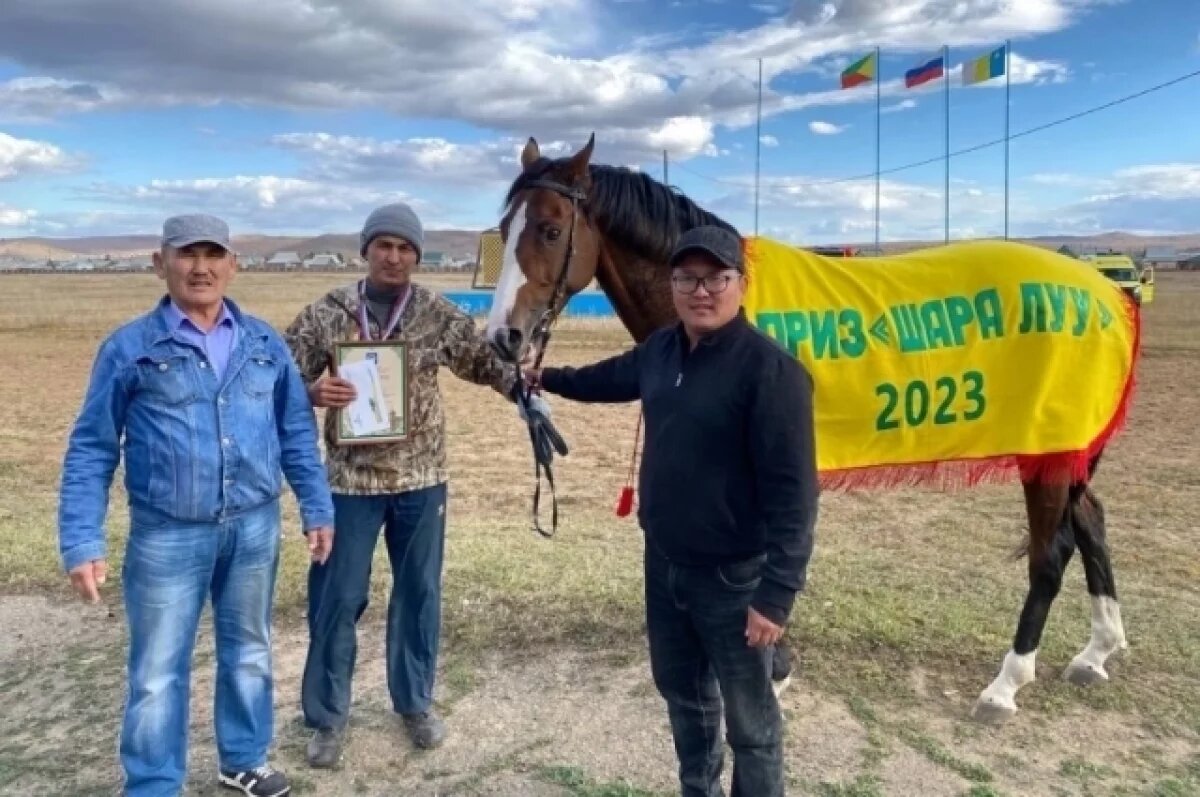    Жамьян-Базар. Слева на фото.