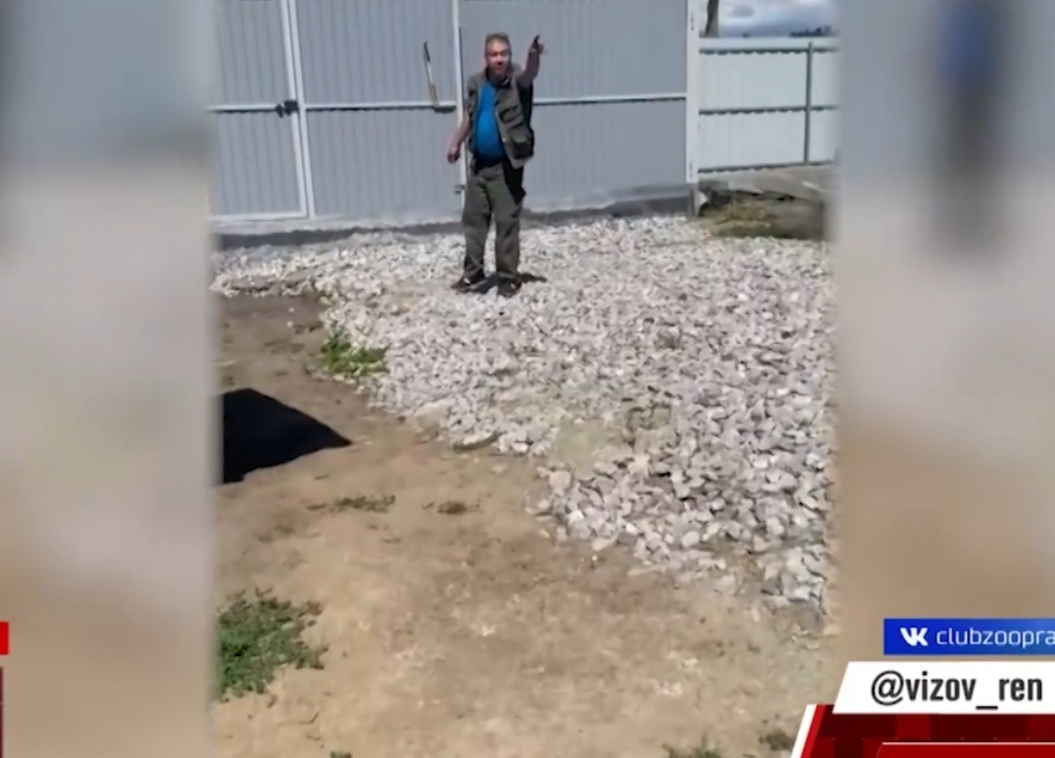 Видите забор? А бугай с ножом не увидел. 