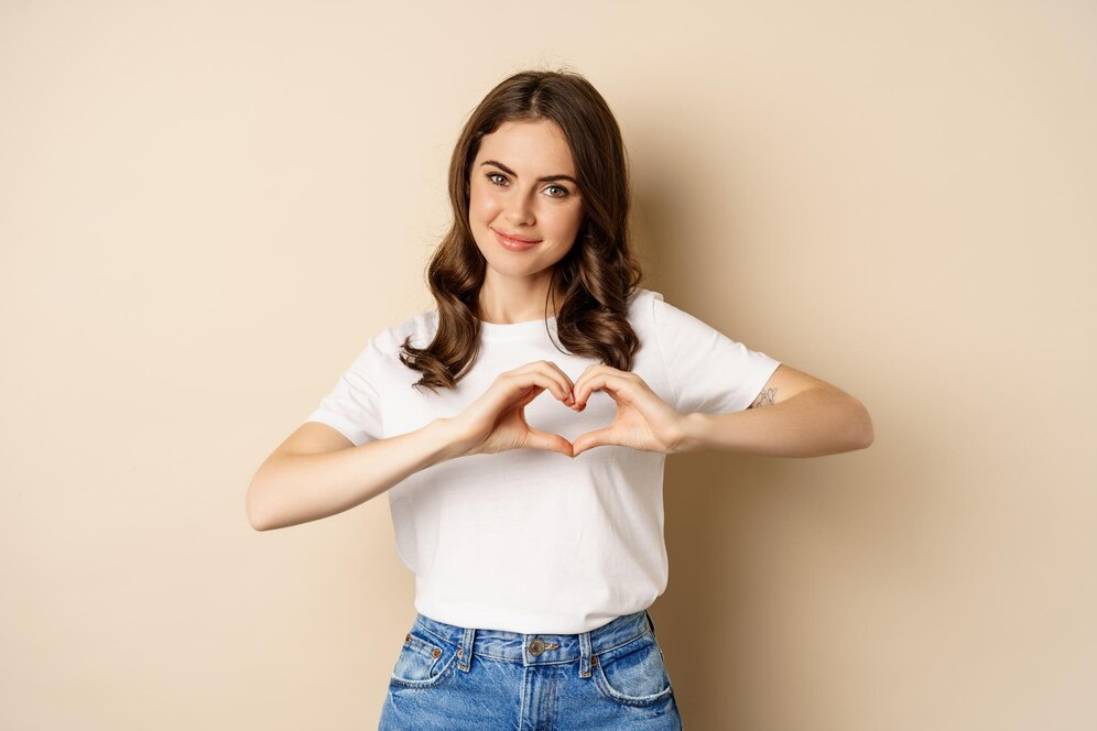 https://ru.freepik.com/free-photo/lovely-woman-showing-heart-love-sign-and-smiling-standing-over-beige-background-in-white-tshirt-beig_22620981.htm#query=%D0%B4%D0%B5%D0%B2%D1%83%D1%88%D0%BA%D0%B0%20%D1%81%D0%B5%D1%80%D0%B4%D1%86%D0%B5&position=2&from_view=keyword&track=ais_hybrid&uuid=42f32632-30fb-47f4-ae2e-84026e59b06e