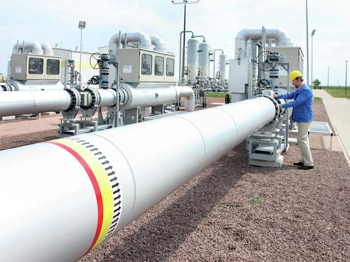    Техник проверяет измерительные приборы на подземном хранилище природного газа компании VNG в Германии© AP Photo / Eckehard Schulz