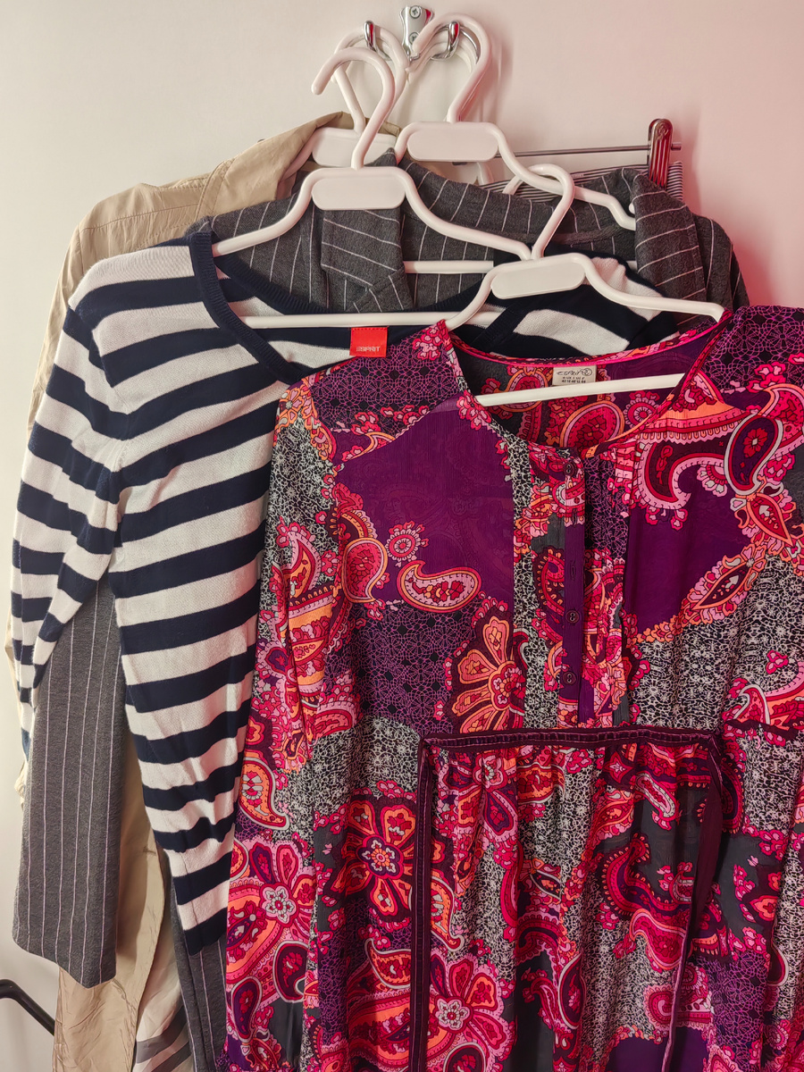 Туника в стиле бохо (потому и схватила её)) ), в принципе, неплоха и даже с длинным рукавом, что позволило бы надевать её осенью, но села на меня слишком плотно (т.е. маловато будет), да и цветовая гамма весёленького принта как-то не очень вписывается в мой гардероб. Так что оставила её дожидаться своей новой владелицы. 