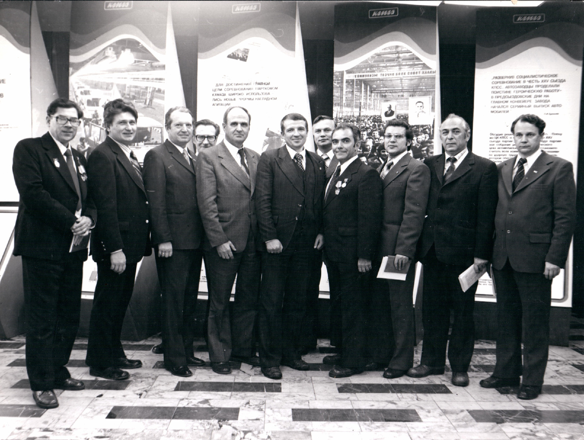 Слева направо:1. Шуваев Александр Иванович - главный технолог КАМАЗа. 2. ... 3. Шаблыгин Лев Николаевич - главный инженер литейного завода. 4. Поташов Виктор Денисович - директор завода двигателей. 5. Плахов Анатолий Максимович - технический директор КАМАЗа. 6. Соколов Валерий Николаевич – заместитель генерального директора КАМАЗа по производству (1977-1980). 7. Малышев Александр Иванович - заместитель генерального директора по транспорту. 8. Барун Владимир Наумович - главный конструктор КАМАЗа. 9. Мещеряков Николай Митрофанович - директор автомобильного завода. 10. Зильберштейн Валентин Львович -заместитель начальника производственно-диспетчерского отдела. 11. Нижник Петр Брониславович - начальник планово-экономического управления КАМАЗа (1976-1978).