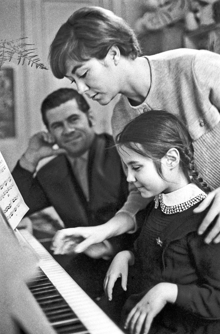 Эдита с дочкой и с мужем.