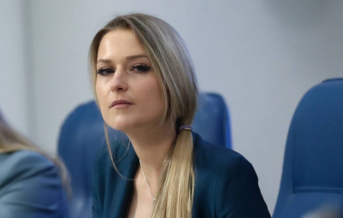  В капиталистическом обществе насаждается идея того, что смыслом человеческой жизни является потребление, а главной целью - получение прибыли.-4