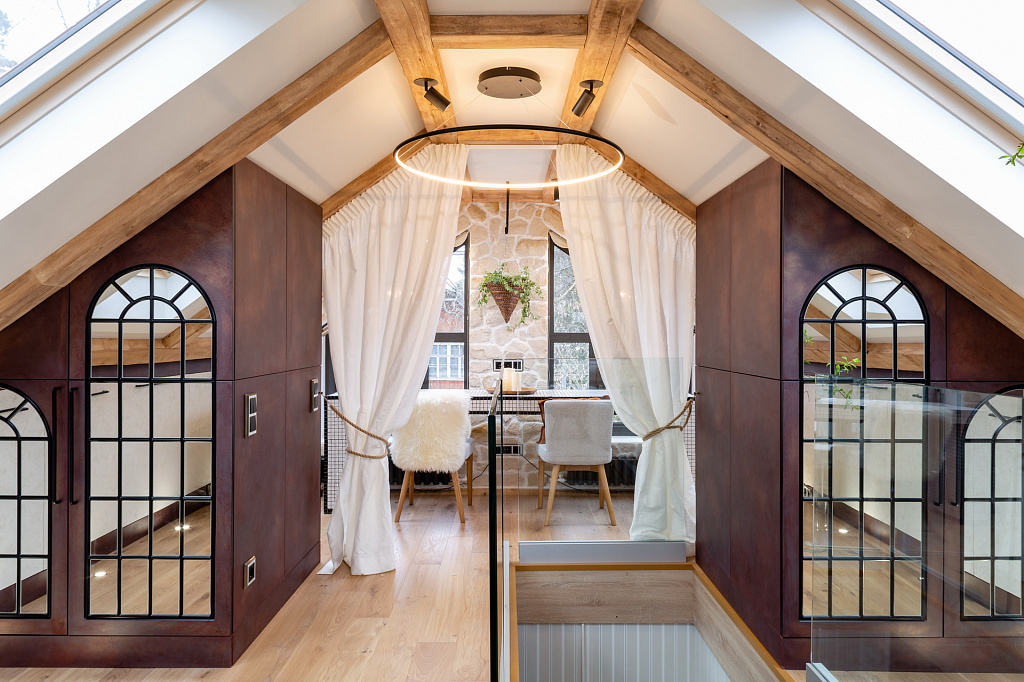 На фото: светильник Nimbo в проекте Соломенная мансарда (https://donolux.ru/proekty/solomennaya-mansarda)