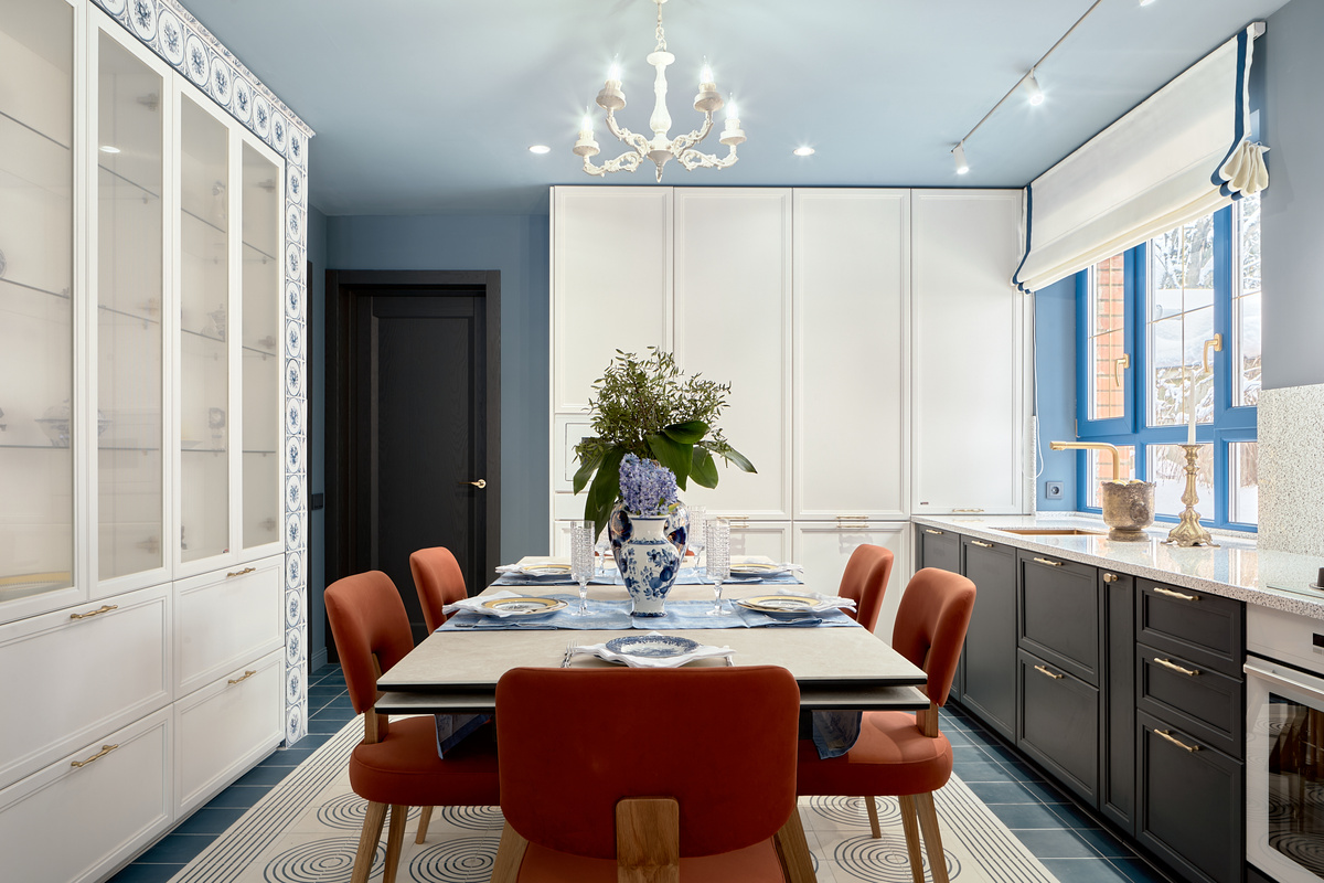 На фото: проект Гжель и маркетри (https://donolux.ru/proekty/gzhel-i-marketri-kukhnya-gostinaya)