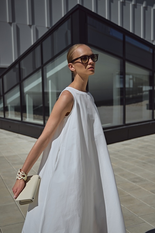 Форму сумки лучше выбирать на контрасте с комплектом одежды.