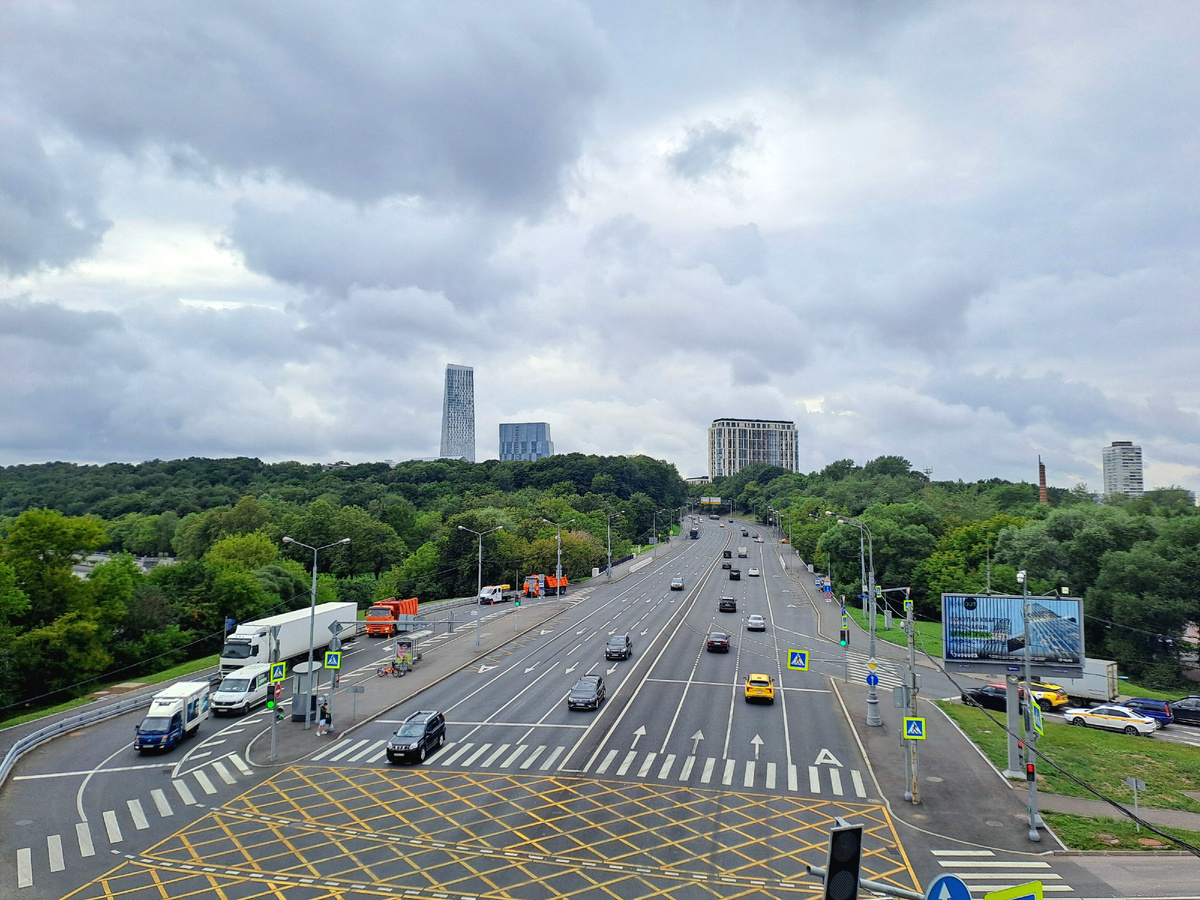 Вид с моста на шоссе.