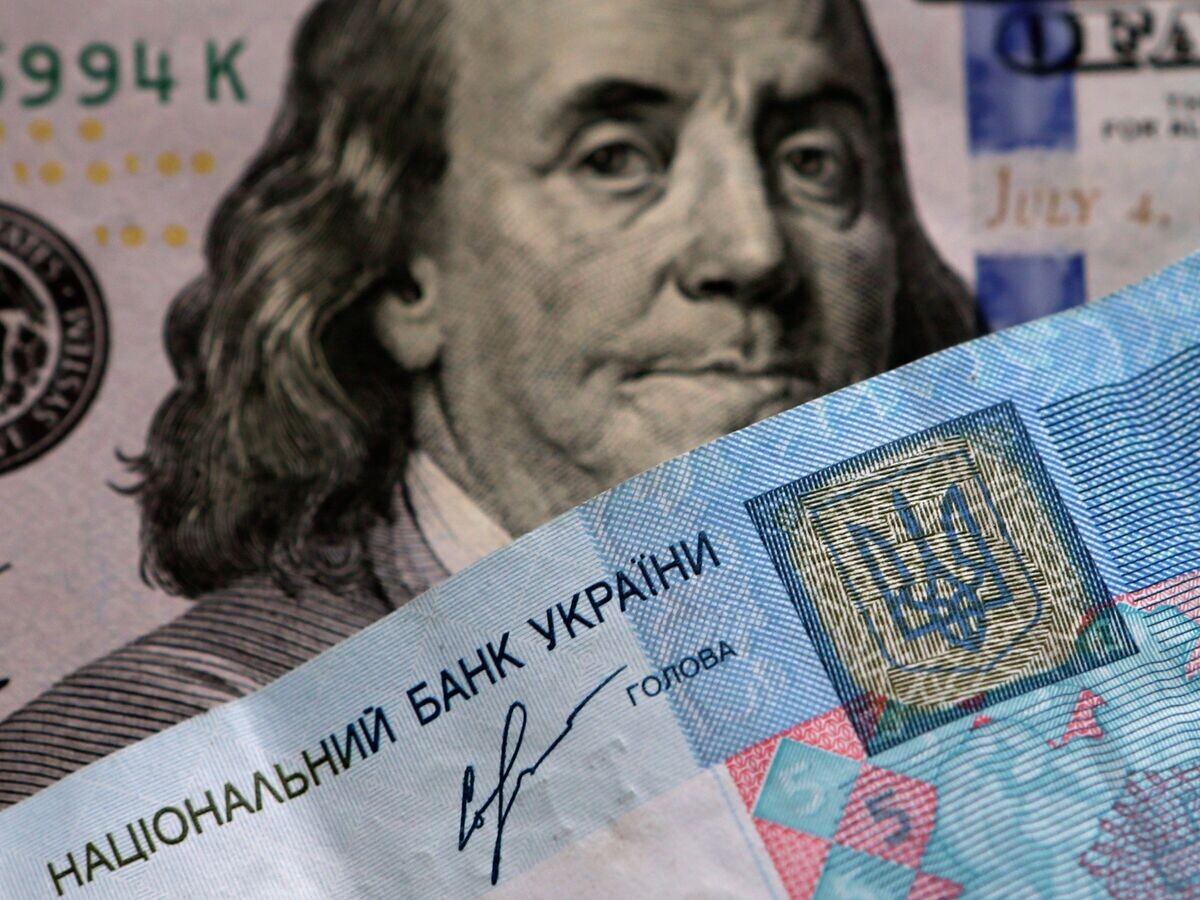    %Денежные купюры и монеты США и Украины© РИА Новости . Александр Демьянчук