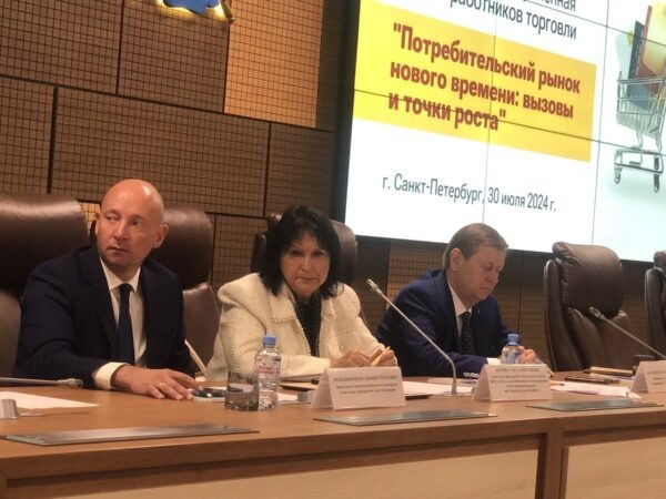 Президиум торговой конференции в Петербурге: Владимир Меньшиков, глава НП «Союз малых предприятий Санкт-Петербурга», Ольга Жукова, директор Общественного совета по развитию малого бизнеса при губернаторе и Валерий Калугин, бизнес-омбудсмен