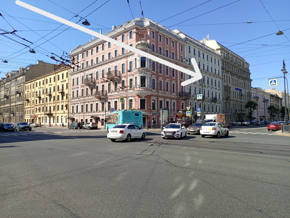 Стрелочка показывает на тот дом, который был разобран и впоследствии восстановлен