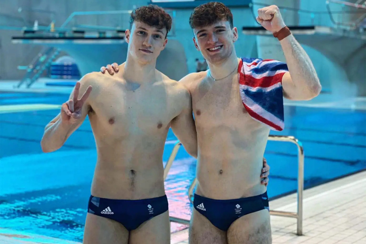 На фото британские прыгуны в воду, зарабатывающие на ОнлиФанс / Альтерлит