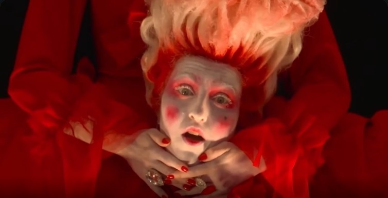 Казненная Мария-Антуанетта исполняет оперную арию