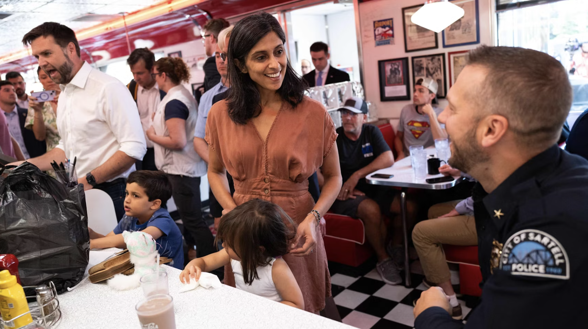 Дж. Д. Вэнс (слева) с женой Ушей (в центре) рекламируют кандидатуру Трампа в закусочной в Сент-Клауде, штат Миннесота © Stephen Maturen/Getty/AFP 