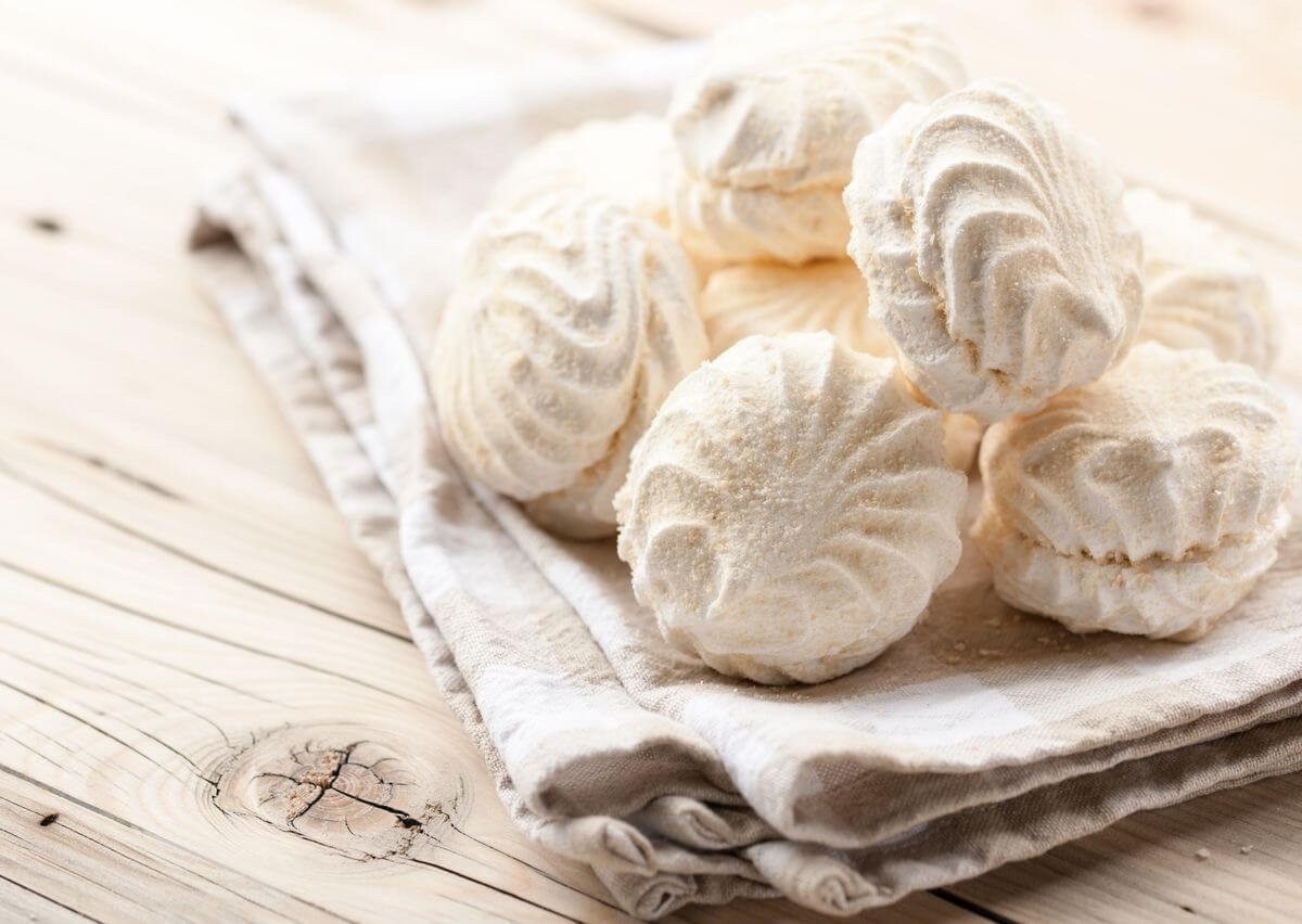 Это сладость, которая словно облачко на губах: пышные белые пушистые капли, легко растаявшие на языке, оставляют за собой сладкий след. В каждом кусочке зефира — отзвуки теплого детства, когда играли в скрытые сокровища и разгадывали тайны мечтаний.