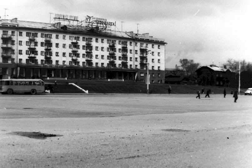 Вид на жилой дом №37 по улице Комсомольской. На первом этаже — магазин «Книги». г. Киров. 1965 — 1969 гг. Фото: Лев Грехов.
