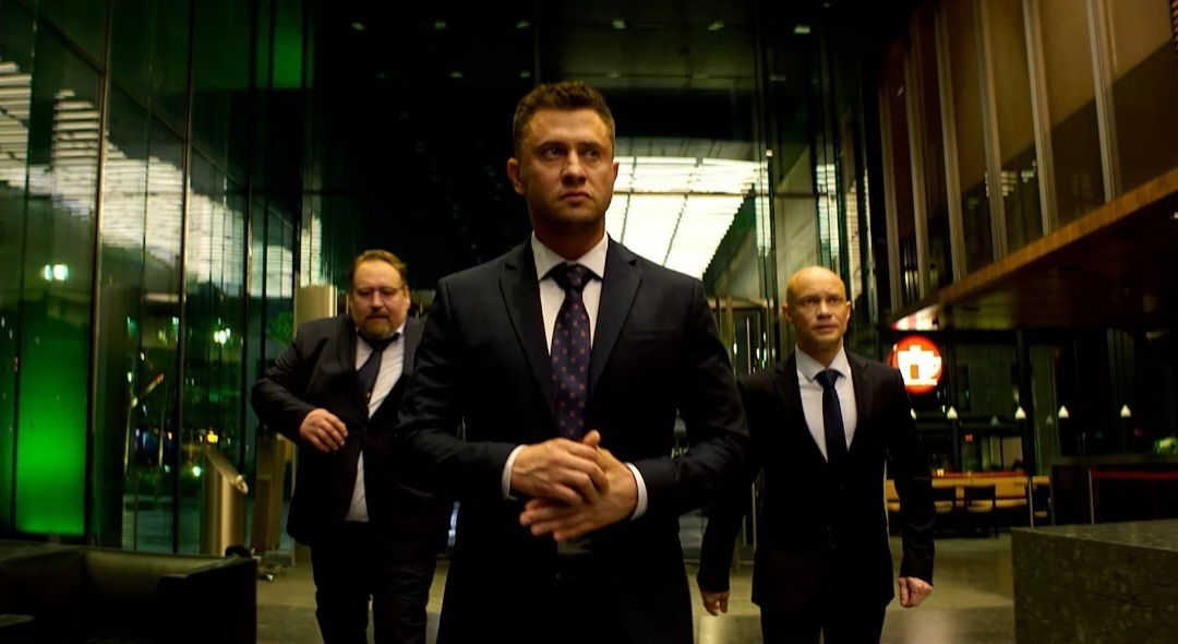 кадр из фильма "Водитель-олигарх"