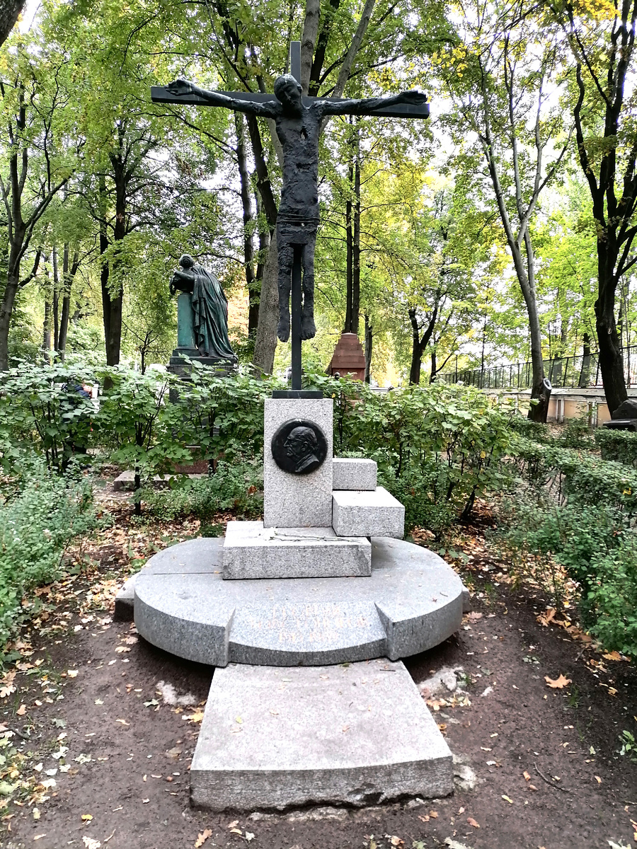 Некрополь Александро-Невской лавры Санкт-Петербург. Могила Г.А. Товстоногова. Фото автора.