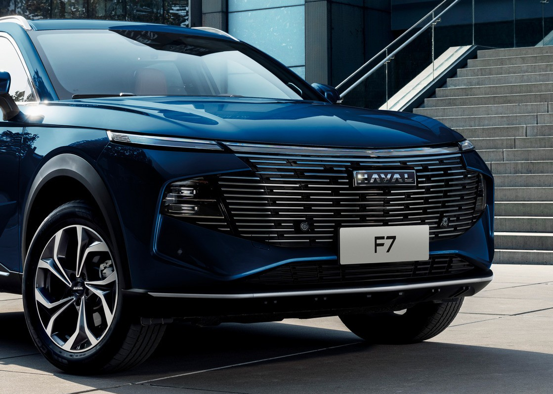Передняя часть Haval F7 второй генерации крупным планом 