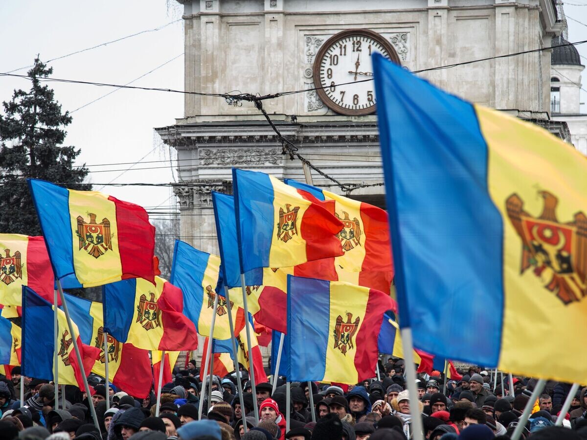    Флаги Молдавии во время акции в Кишиневе© Sputnik / Мирослав Ротарь