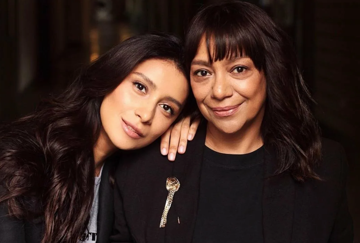 на фото Равшана Куркова с мамой Рано Кубаевой