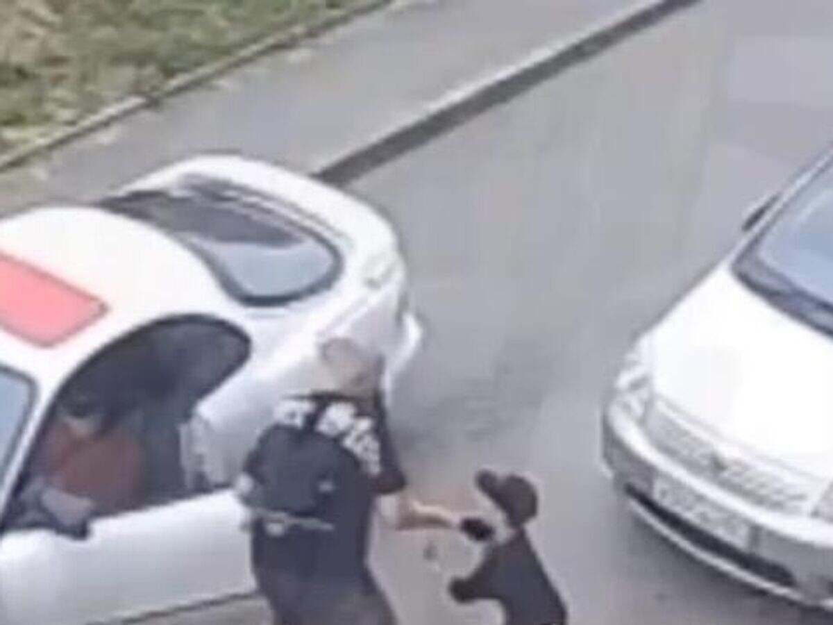    Мужчина схватил мальчика во дворе дома Ладыгина во Владивостоке и скрылся© Соцсети