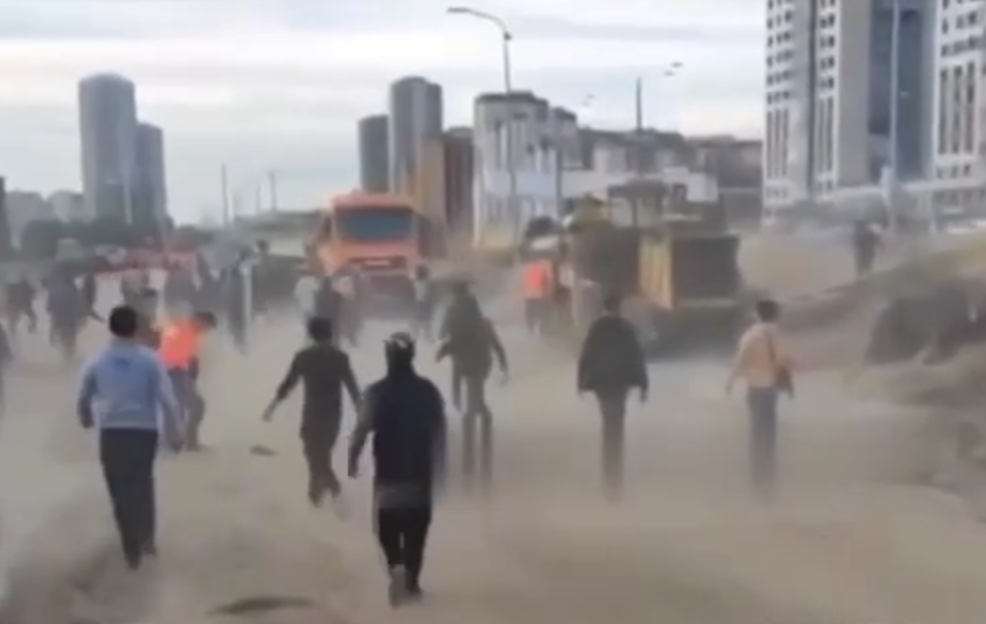 Монолитчики против плиточников. Фото: телеграм-канал "Многонационал".