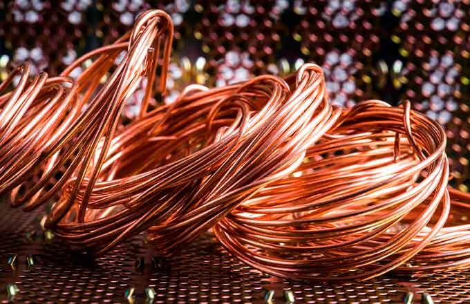 Медная проволока изготавливается из чистого медного металла, который обычно содержит медь (Cu), а также небольшое количество примесей, таких как железо (Fe), сера (S), фосфор (P) и другие элементы