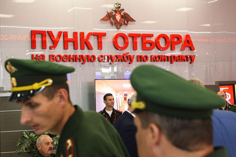    Владимир Путин подписал указ о единовременной выплате военным, заключившим контракт на участие в специальной военной операции, в размере 400 тыс. рублей.   
Фото: «БИЗНЕС Online»