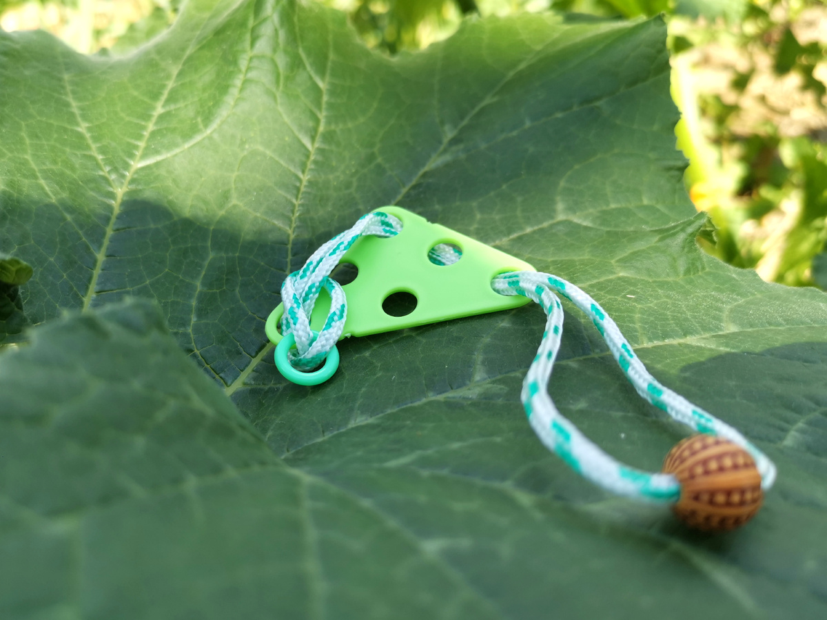 Источник головоломки: https://museeum.ru/shop/verevochnye-golovolomki/golovolomka-myatnoe-monpanse