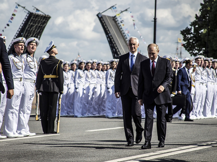     Президент России и министр обороны на Сенатской площади Петербурга. Фото: «МК в Питере» / Анна Лаврова