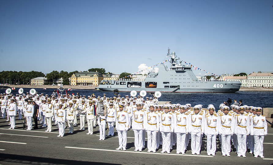     Парадные расчеты на фоне военного ледокола «Иван Папанин». Фото: «МК в Питере» / Анна Лаврова