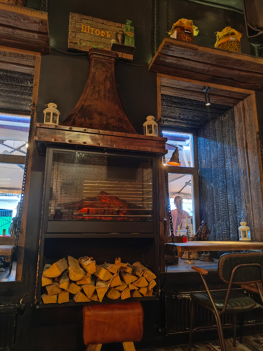 Интерьер необычный. Оконные проемы с отделкой из обгоревшего дерева. Угольки потрогала- пачкаются😁.