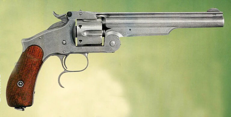 На рубеже XIX века, несмотря на внедрение в русскую армию трехлинейной винтовки Мосина, кавалеристы и офицеры продолжали использовать тяжелый и устаревший револьвер системы Смита-Вессона калибра 4,2 линии в качестве личного оружия.