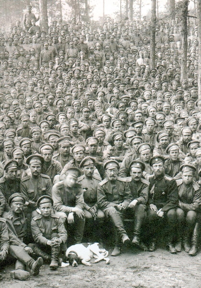 Солдаты и офицеры русской армии. 1917 г.
