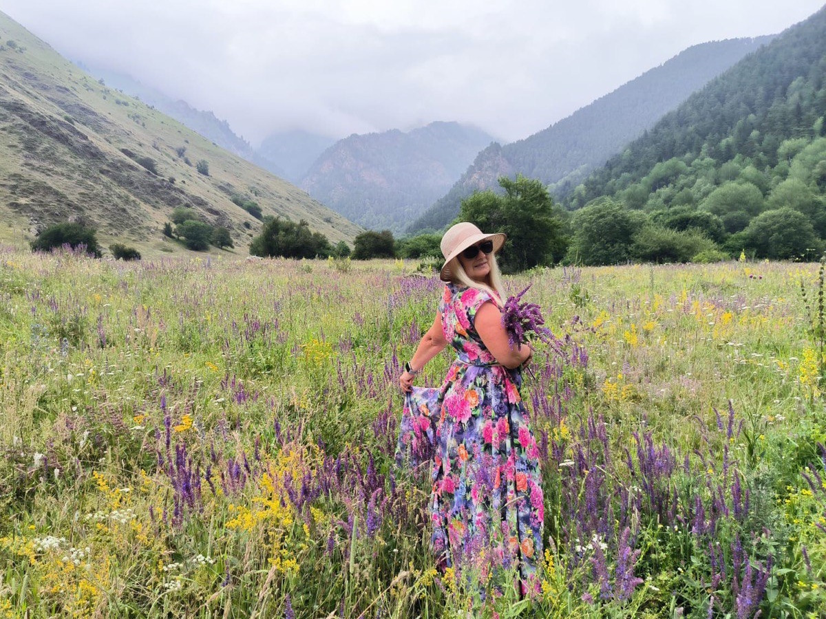 На пеших маршрутах в Домбае с собой можно брать одежду для фотосессий, а не палатки