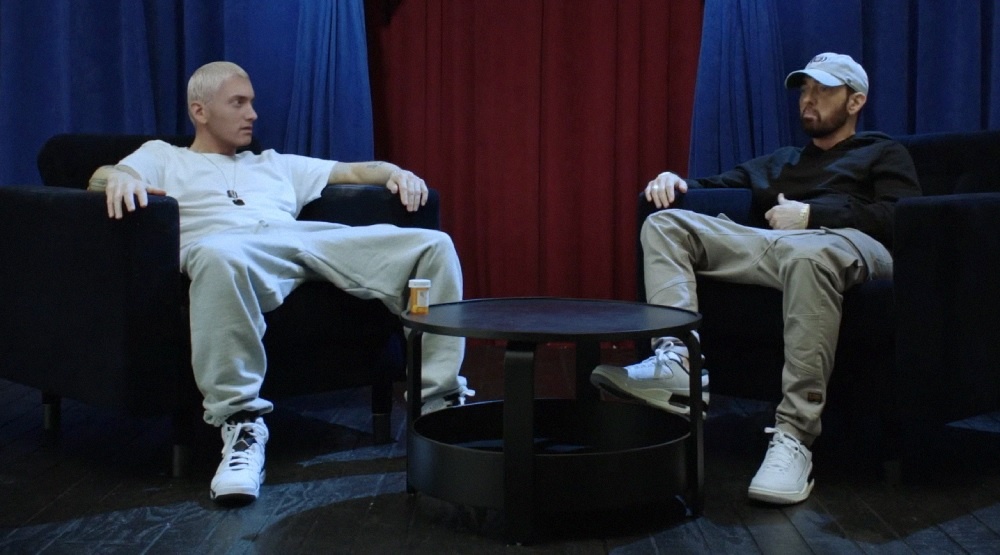     Слим Шейди и Эминем / Скриншот из видео «Slim Shady vs. Marshall Mathers: THE FACE-OFF»