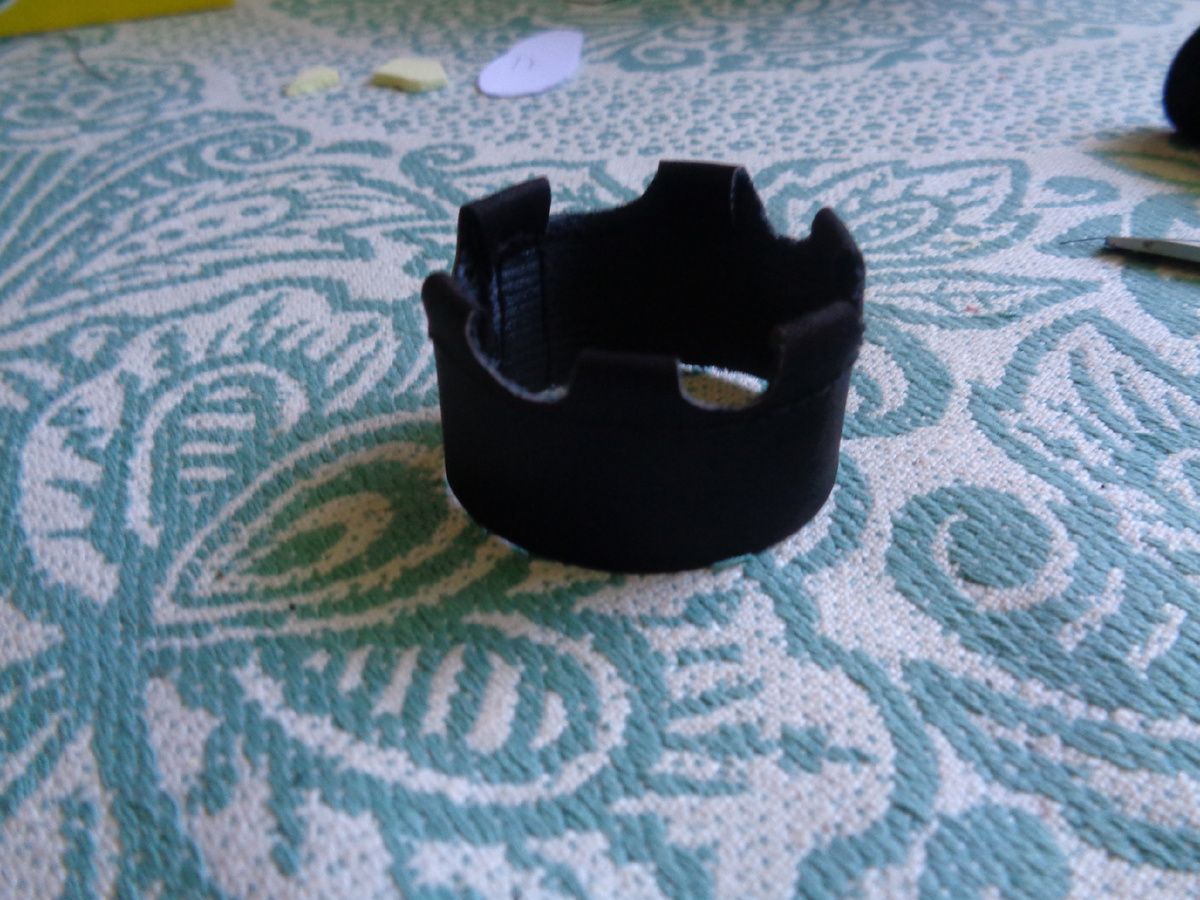 Сшита в кольцо, сделаны петли для шнура