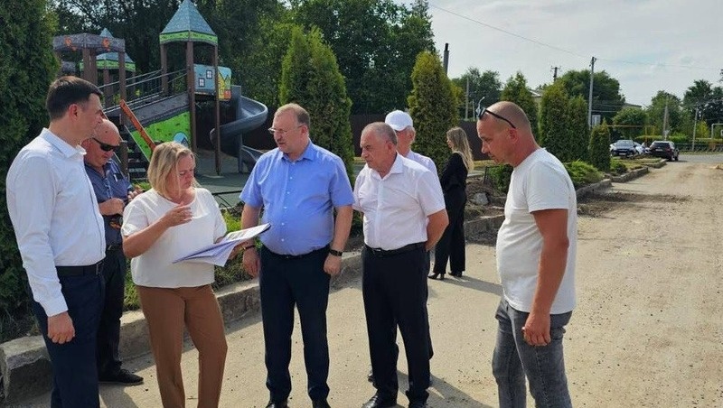    В станице Староизобильной благоустраивают сквер на улице Мира Фото: пресс-служба Ставропольского регионального отделения «Единой России»