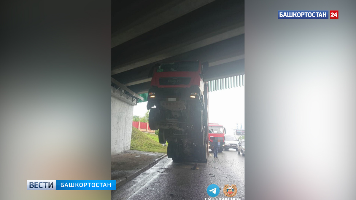    В ГИБДД рассказали подробности аварии в Уфе, где самосвал зацепился кузовом за путепровод