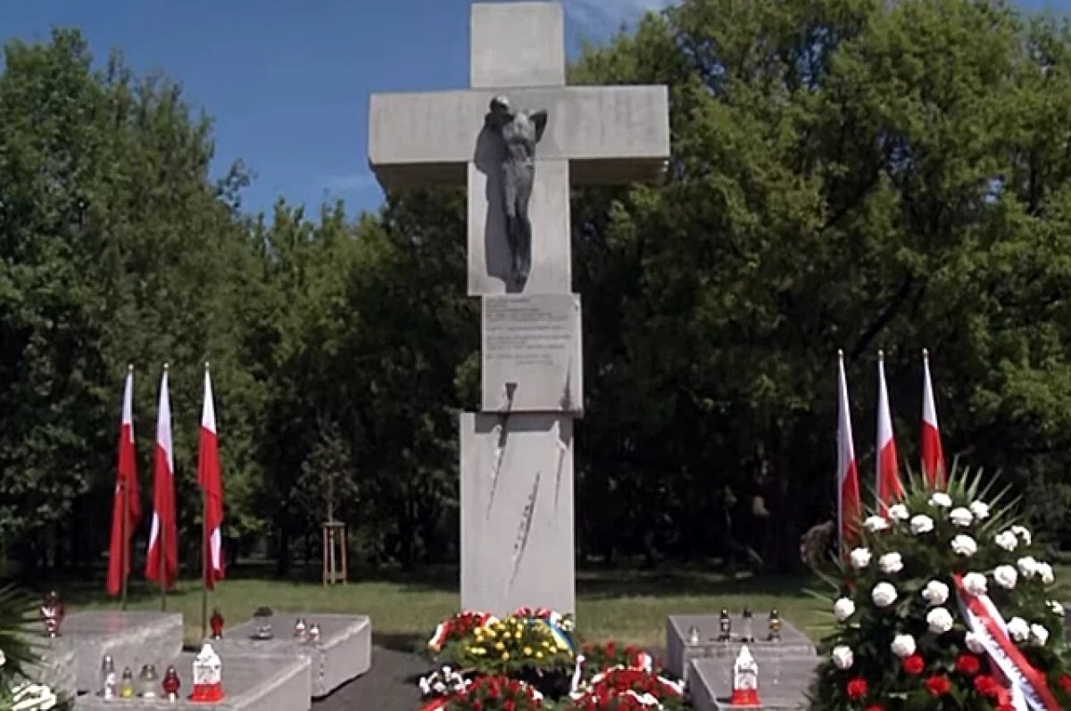   Мемориал жертвам Волынской резни в Варшаве.